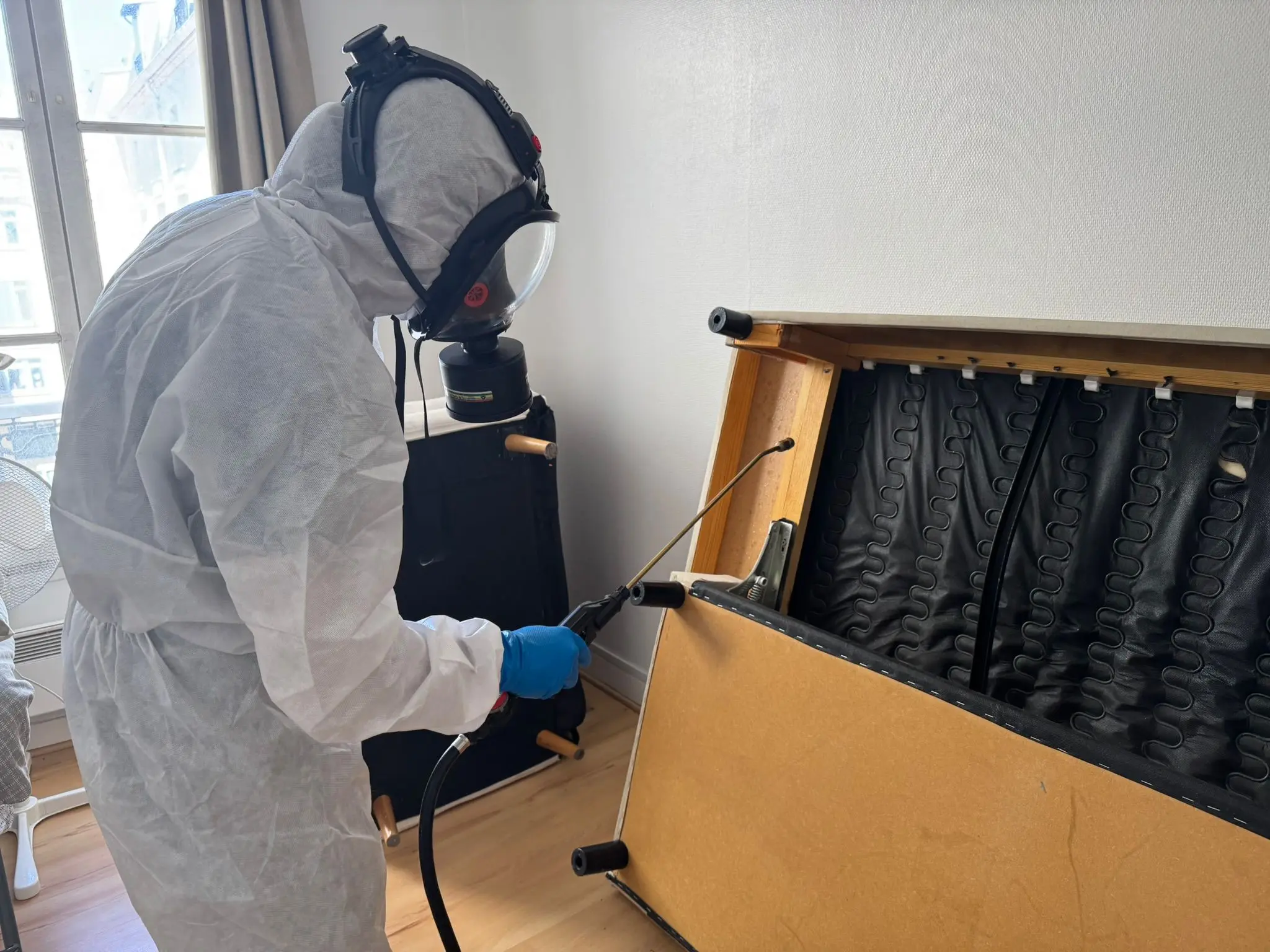 technicien Inratable qui fait un traitement contre les punaises de lit